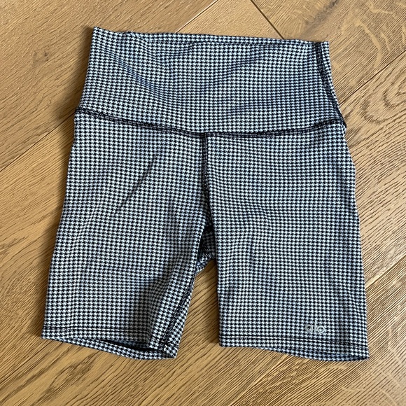 Alo Yoga High-Waist Micro Houndstooth Biker Short, XXS - Picture 5 of 8